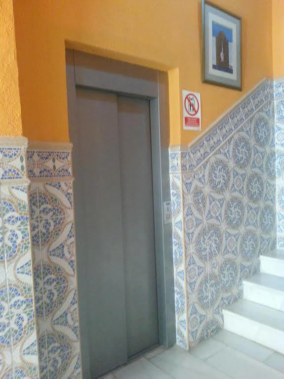 מאלגה Hostal Tilos מראה חיצוני תמונה